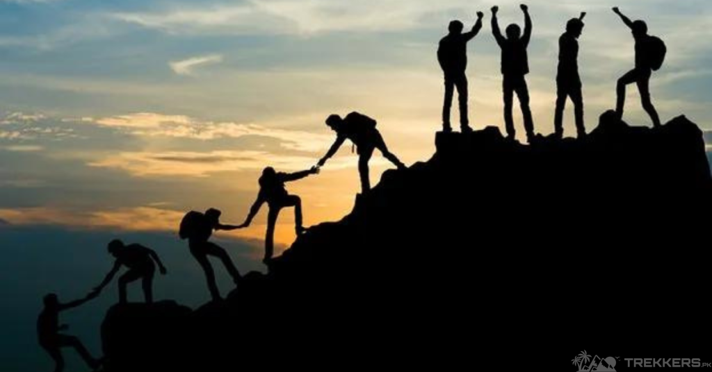 climbers-helping-each-other