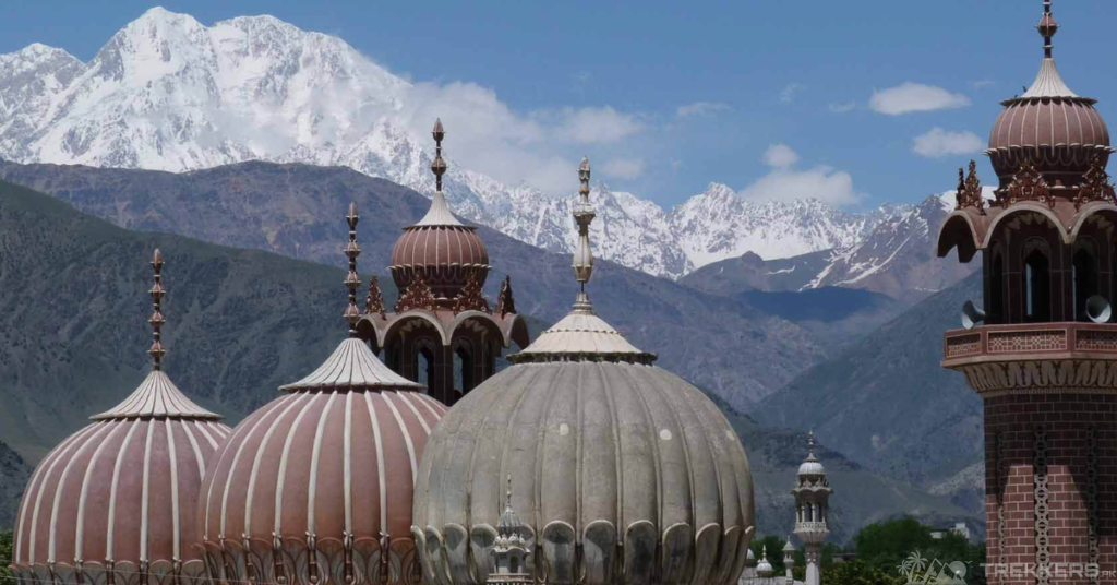 badshahi-mosque-in-backdrop-of-tirich-mir
